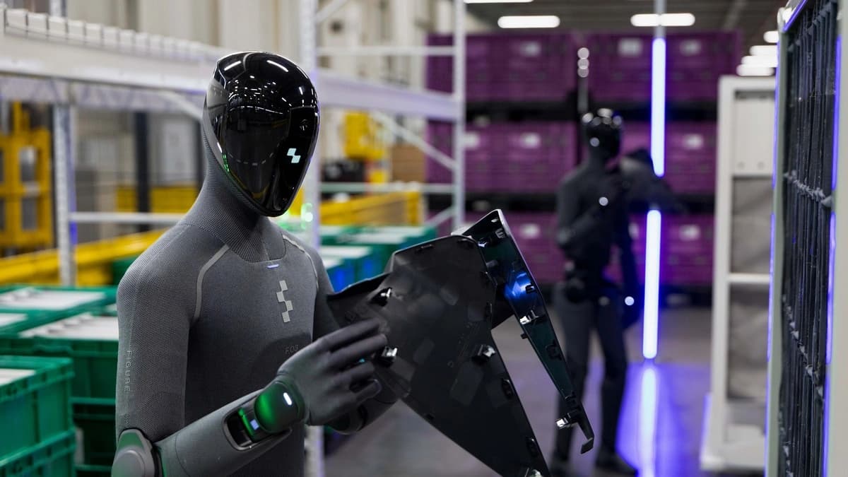 Figure 03: Robot đang thật sự đi làm tại nhà máy BMW