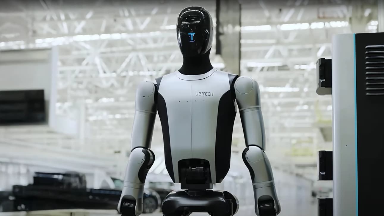 UBTech Walker S2: Robot tự thay pin, đang đi làm trong nhà máy ô tô